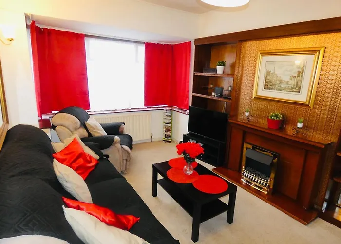 Spacious 3 Bed House With Parking & Good Transport