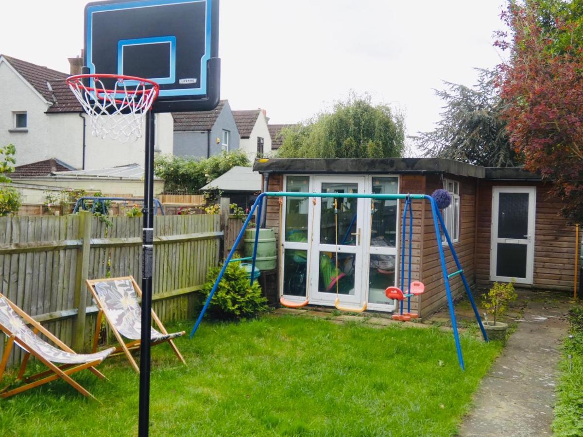 Spacious 3 Bed House With Parking & Good Transport