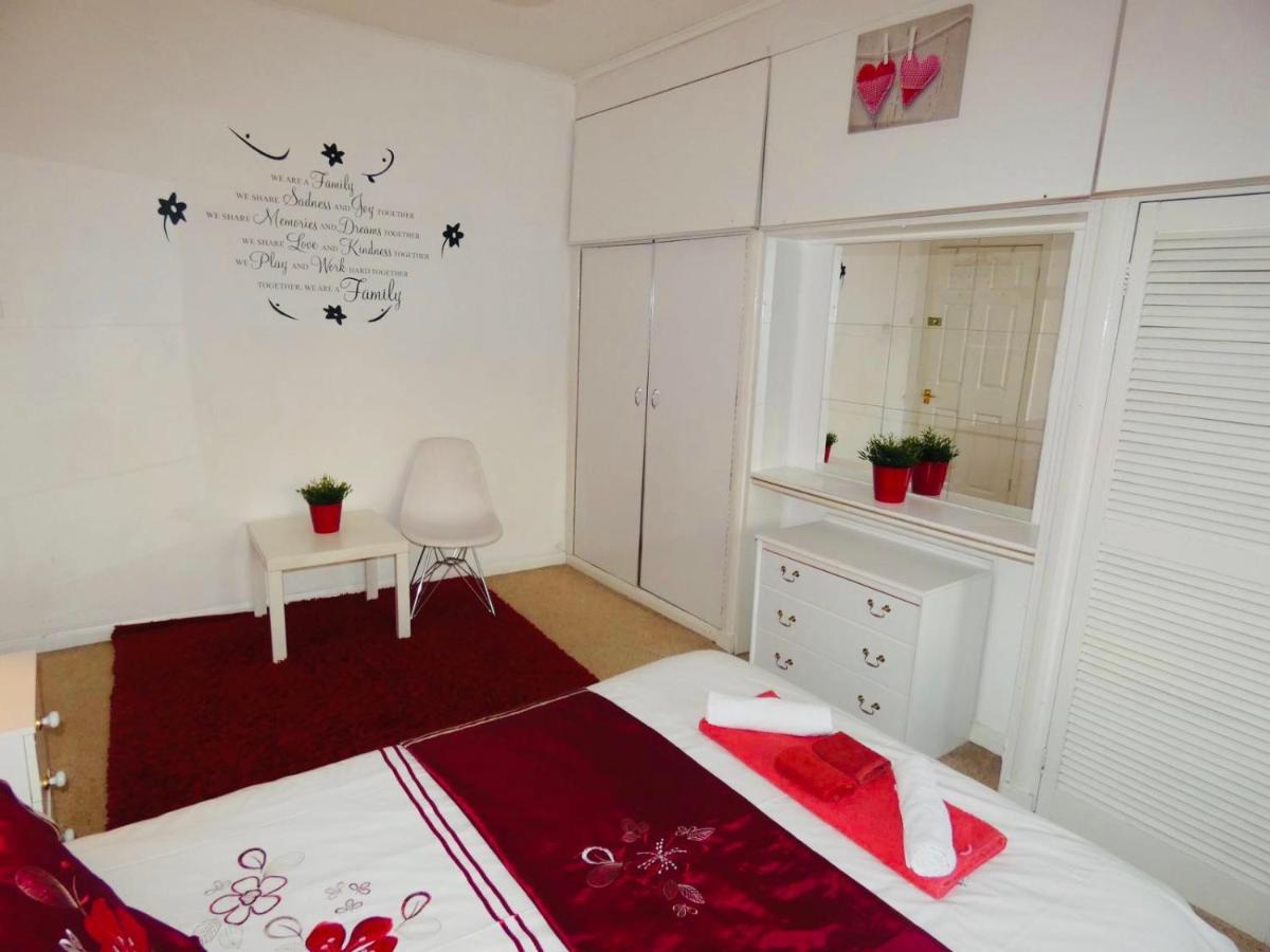 Spacious 3 Bed House With Parking & Good Transport