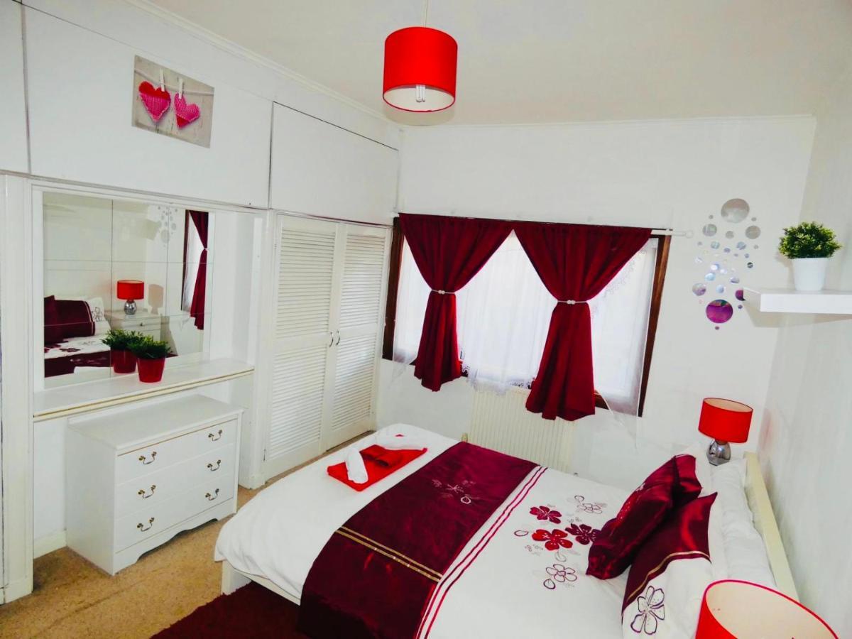 Spacious 3 Bed House With Parking & Good Transport South Norwood