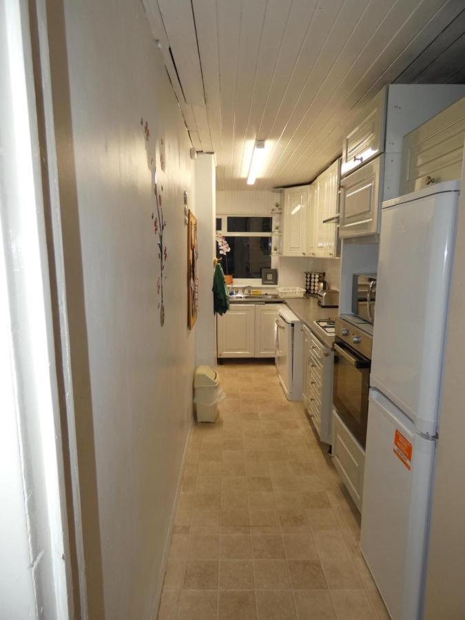 Spacious 3 Bed House With Parking & Good Transport Ferienhaus *