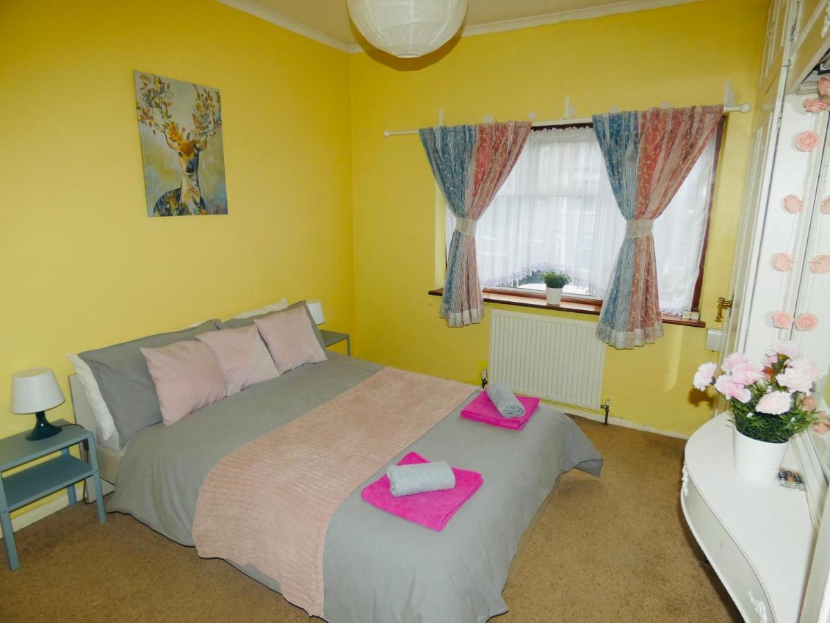 Spacious 3 Bed House With Parking & Good Transport