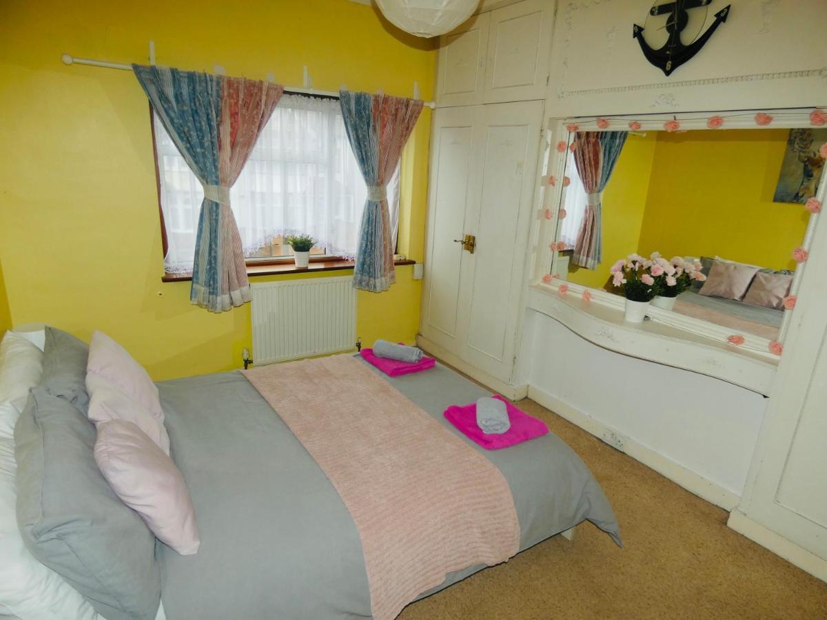 Spacious 3 Bed House With Parking & Good Transport