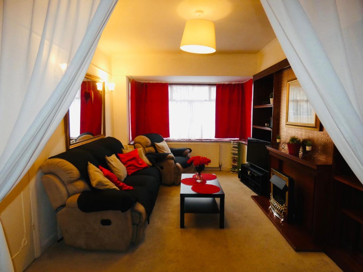 Spacious 3 Bed House With Parking & Good Transport South Norwood